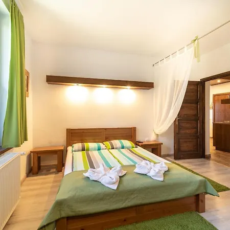 Ξενοδοχείο με διαμερίσματα Juhar Apartmanhaz 4*