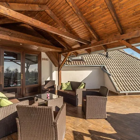 Ξενοδοχείο με διαμερίσματα Juhar Apartmanhaz 4*